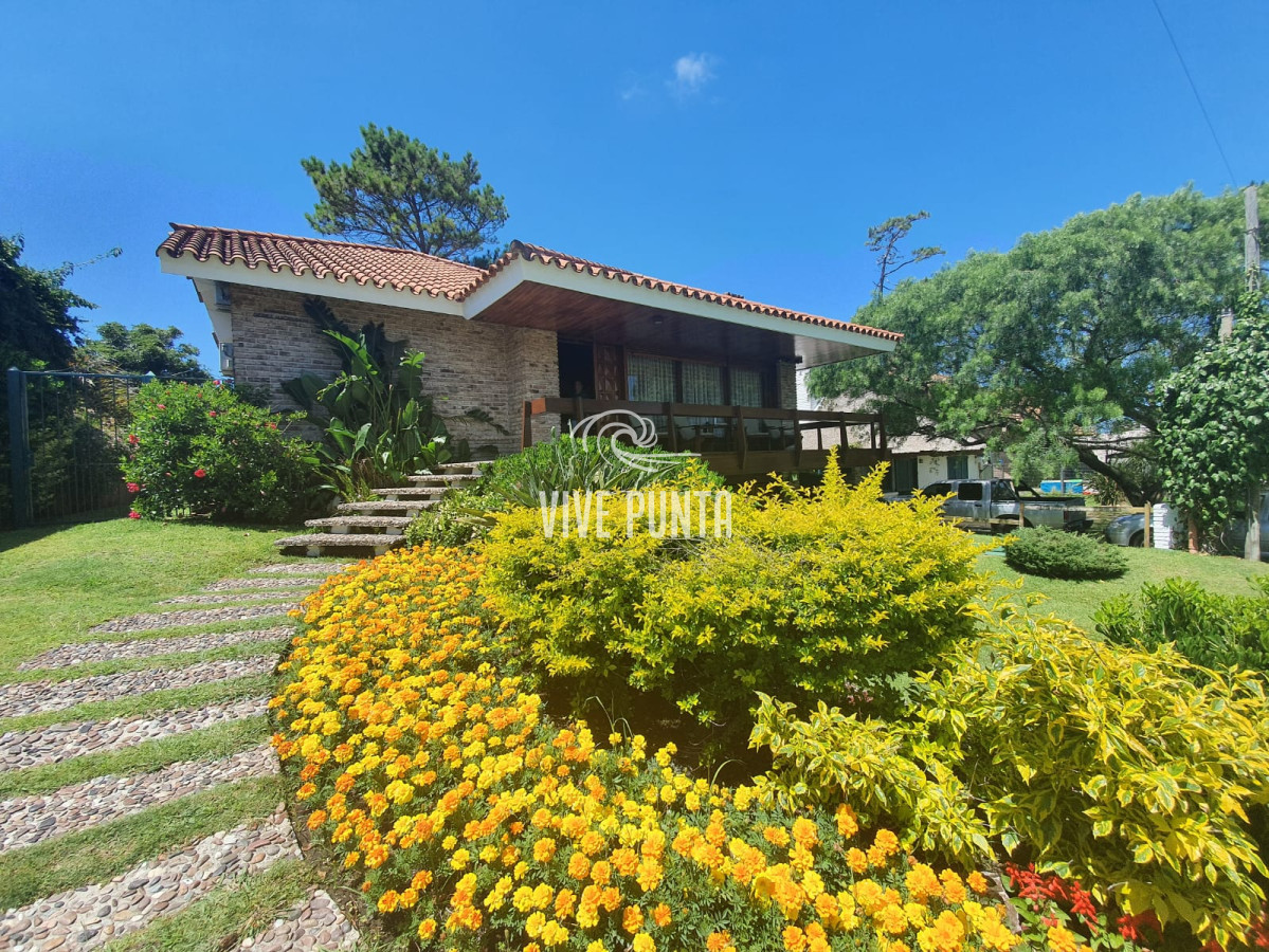 Casa ID.870 - Hermosa casa en venta a pocos metros del mar.