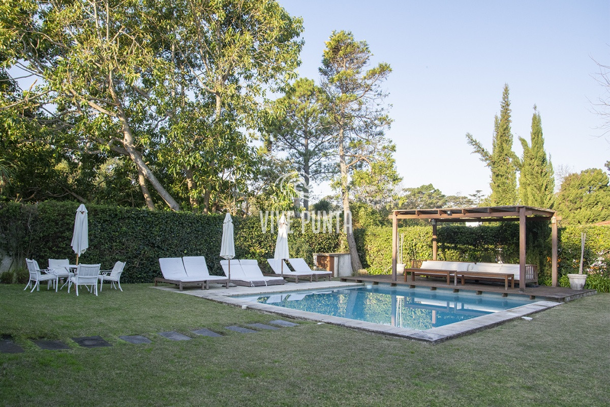 Casa ID.869 - Casa a la venta en playa mansa Punta Del Este, gran tamaño ubicada en zona privilegiada.