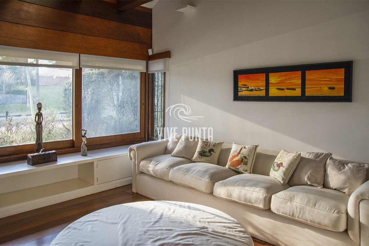Casa ID.869 - Casa a la venta en playa mansa Punta Del Este, gran tamaño ubicada en zona privilegiada.