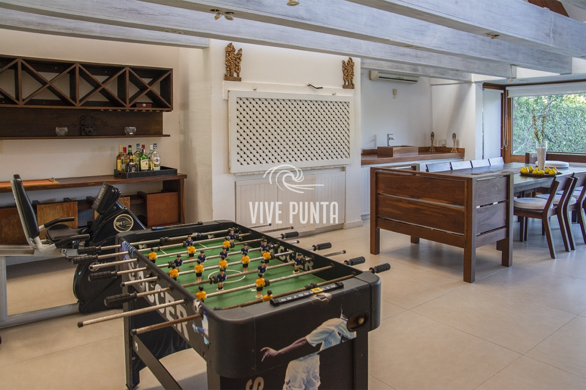 Casa ID.869 - Casa a la venta en playa mansa Punta Del Este, gran tamaño ubicada en zona privilegiada.