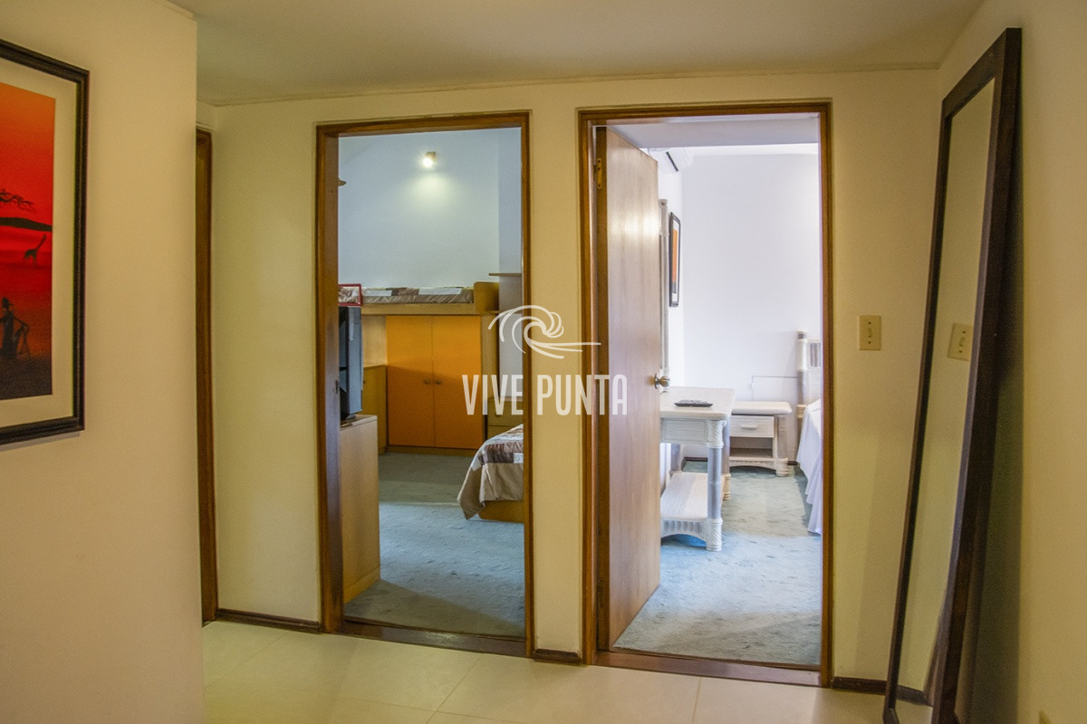 Casa ID.869 - Casa a la venta en playa mansa Punta Del Este, gran tamaño ubicada en zona privilegiada.