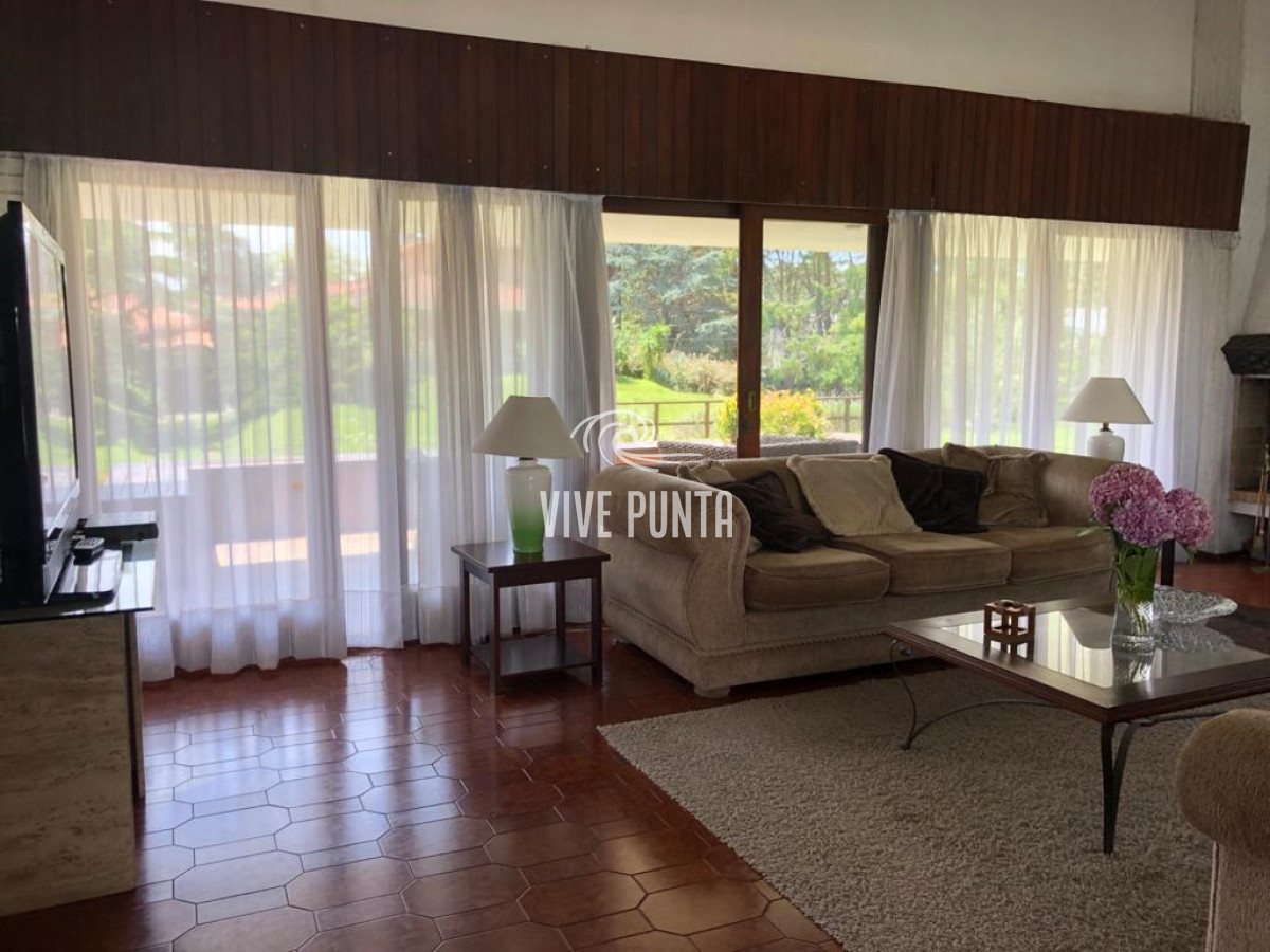 Casa ID.868 - Muy buena propiedad en venta, 5 dormitorios en barrio Cantegril, Punta del Este 