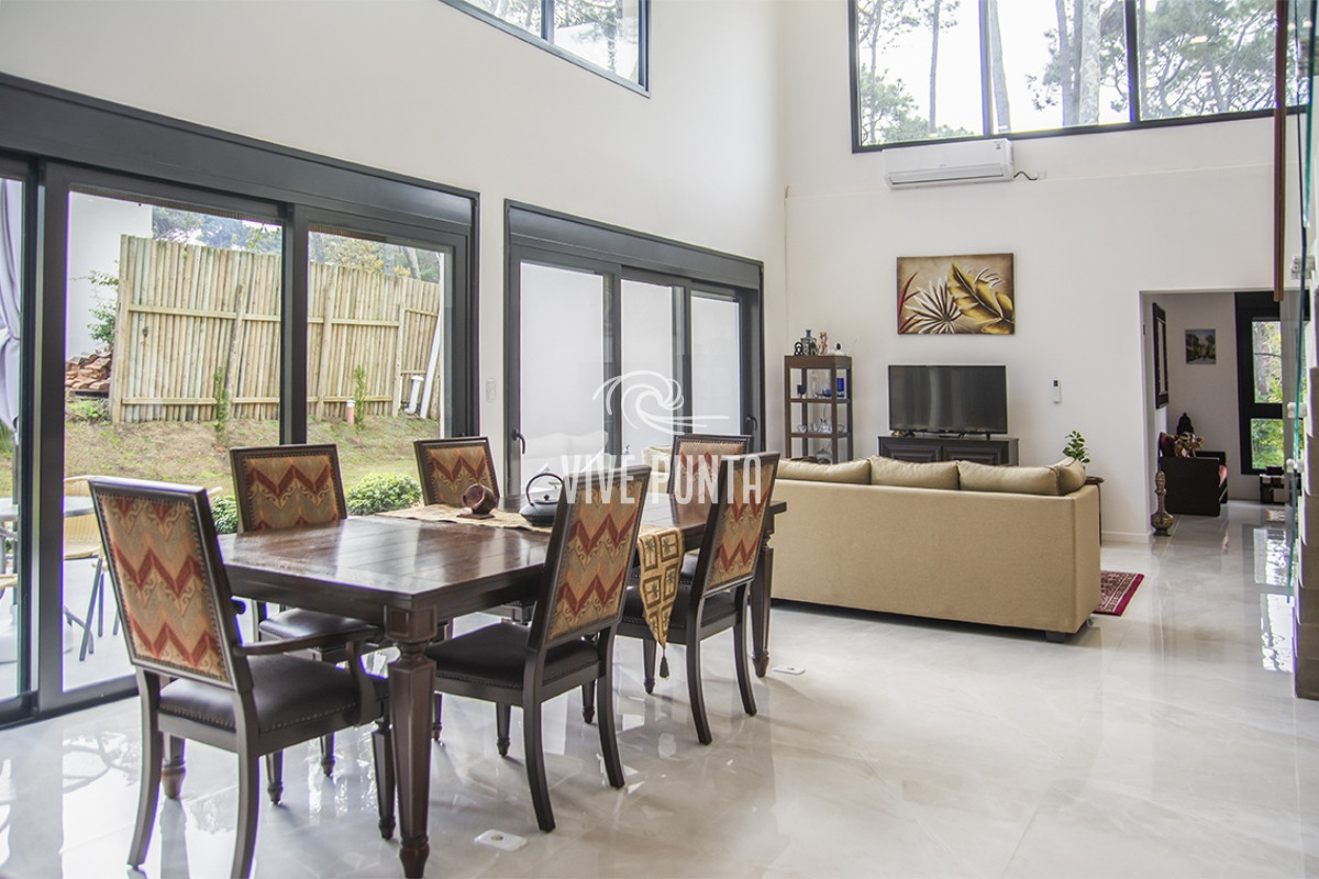 Casa ID.880 - Casa ideal de 4 dormitorios en suite en San Rafael Punta del Este.