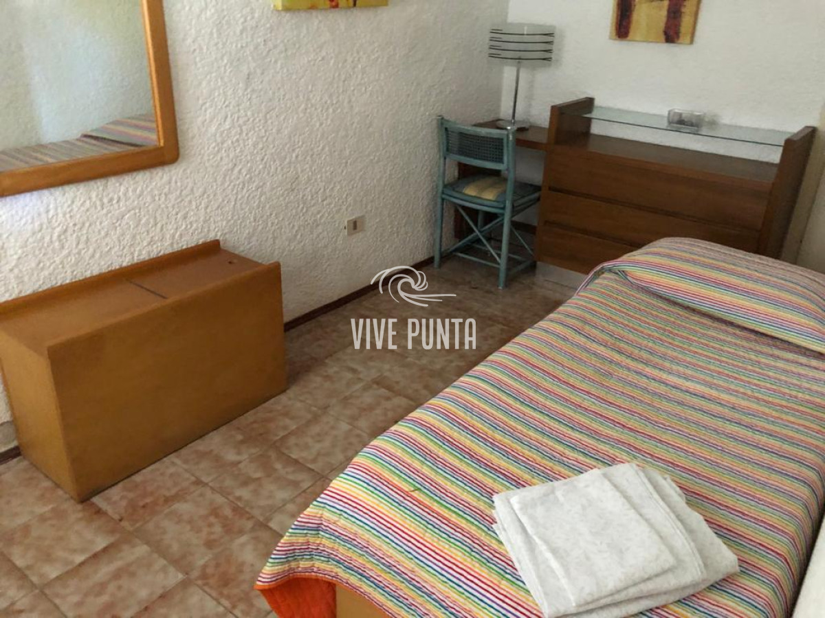 Casa ID.868 - Muy buena propiedad en venta, 5 dormitorios en barrio Cantegril, Punta del Este 