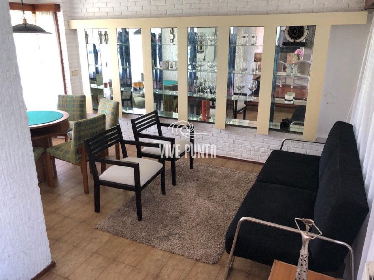 Casa ID.868 - Muy buena propiedad en venta, 5 dormitorios en barrio Cantegril, Punta del Este 