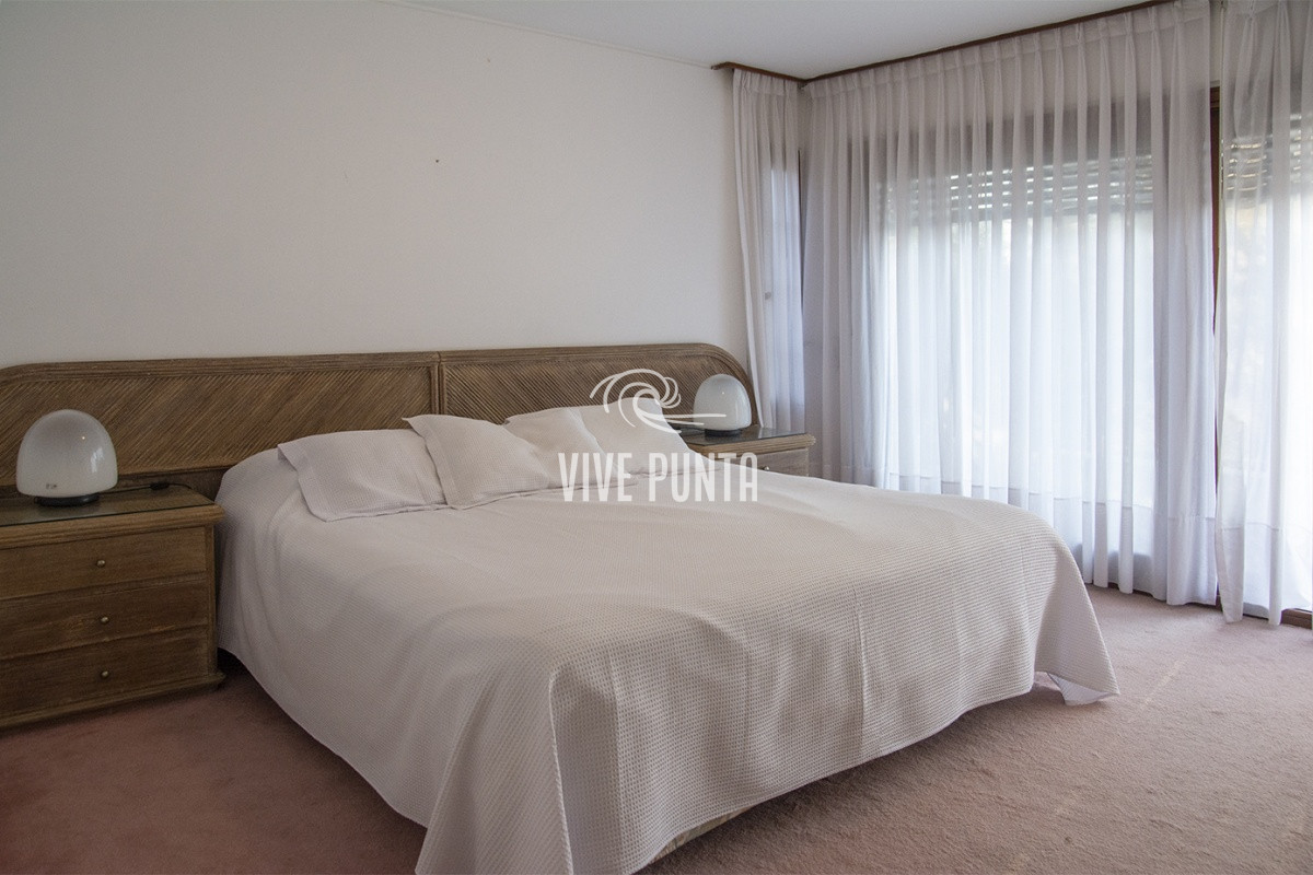Casa ID.869 - Casa a la venta en playa mansa Punta Del Este, gran tamaño ubicada en zona privilegiada.