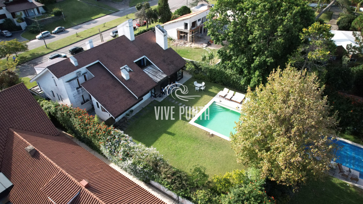 Casa ID.869 - Casa a la venta en playa mansa Punta Del Este, gran tamaño ubicada en zona privilegiada.