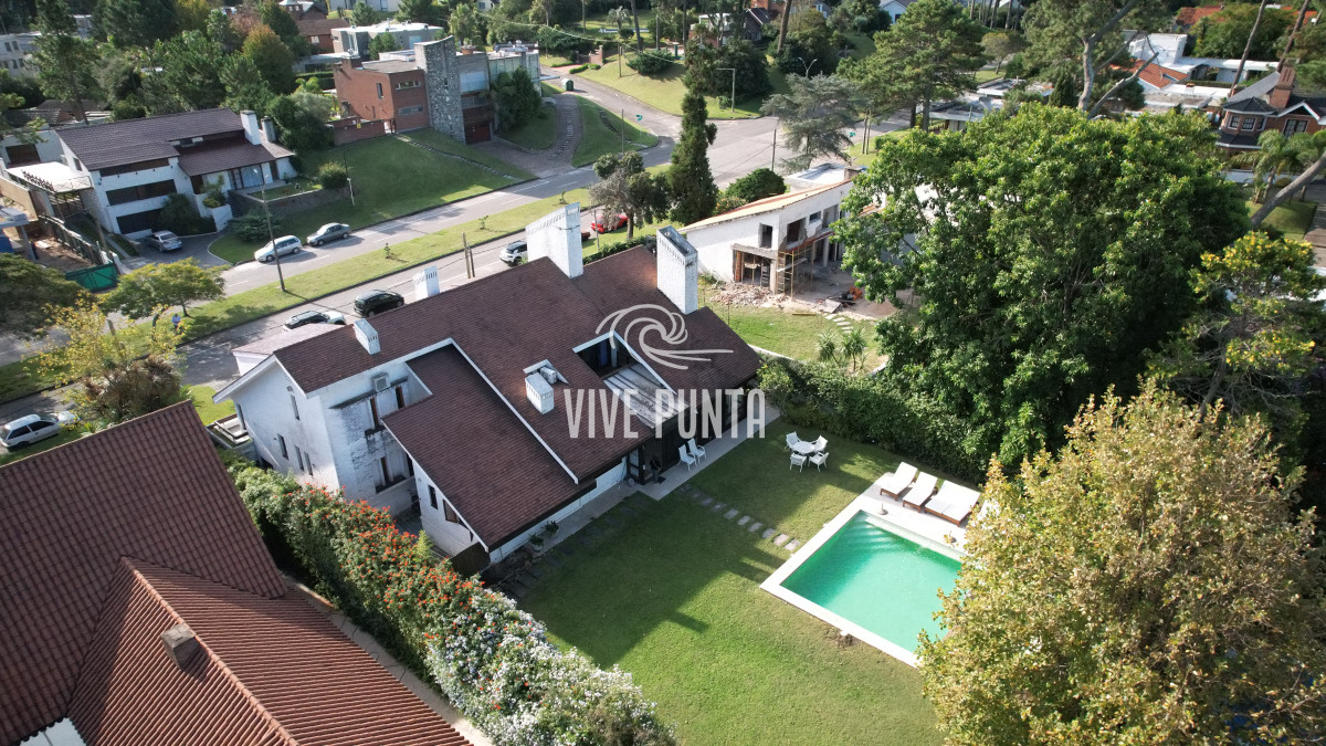 Casa ID.869 - Casa a la venta en playa mansa Punta Del Este, gran tamaño ubicada en zona privilegiada.