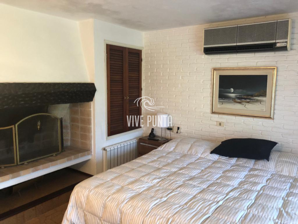 Casa ID.868 - Muy buena propiedad en venta, 5 dormitorios en barrio Cantegril, Punta del Este 