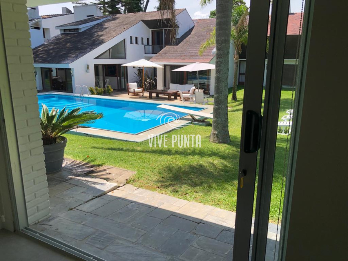 Casa ID.868 - Muy buena propiedad en venta, 5 dormitorios en barrio Cantegril, Punta del Este 