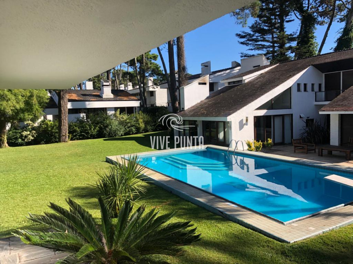 Casa ID.868 - Muy buena propiedad en venta, 5 dormitorios en barrio Cantegril, Punta del Este 