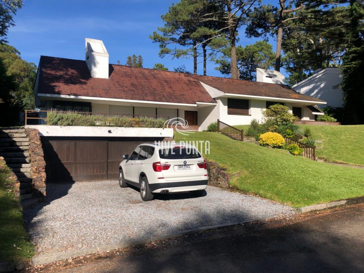 Casa ID.868 - Muy buena propiedad en venta, 5 dormitorios en barrio Cantegril, Punta del Este 