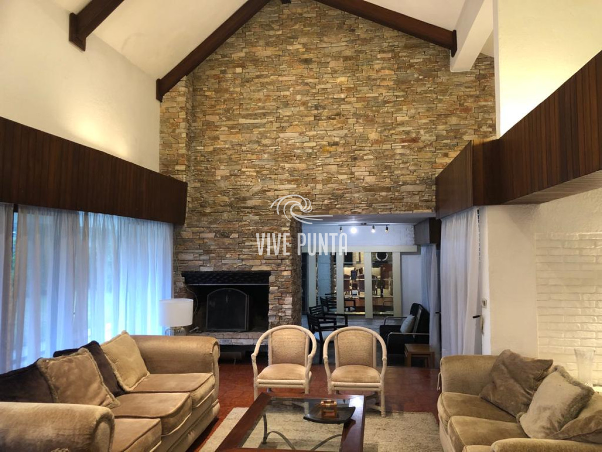Casa ID.868 - Muy buena propiedad en venta, 5 dormitorios en barrio Cantegril, Punta del Este 