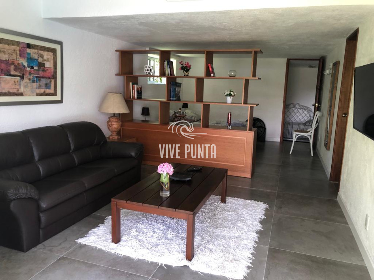 Casa ID.868 - Muy buena propiedad en venta, 5 dormitorios en barrio Cantegril, Punta del Este 