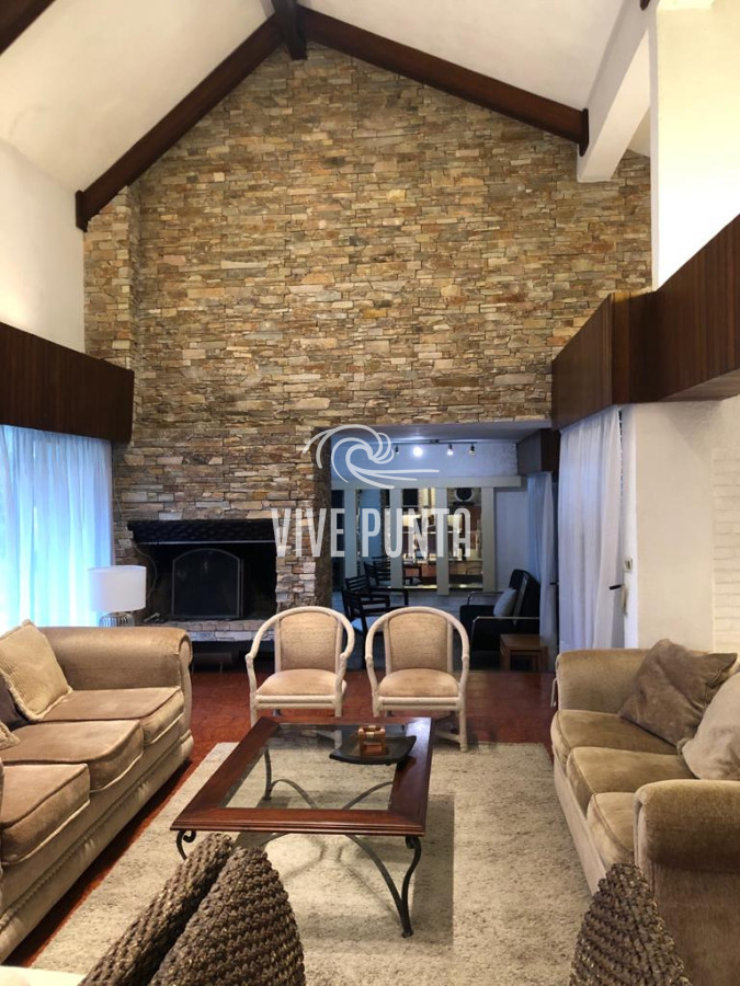 Casa ID.868 - Muy buena propiedad en venta, 5 dormitorios en barrio Cantegril, Punta del Este 