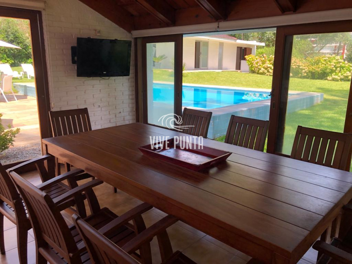 Casa ID.868 - Muy buena propiedad en venta, 5 dormitorios en barrio Cantegril, Punta del Este 