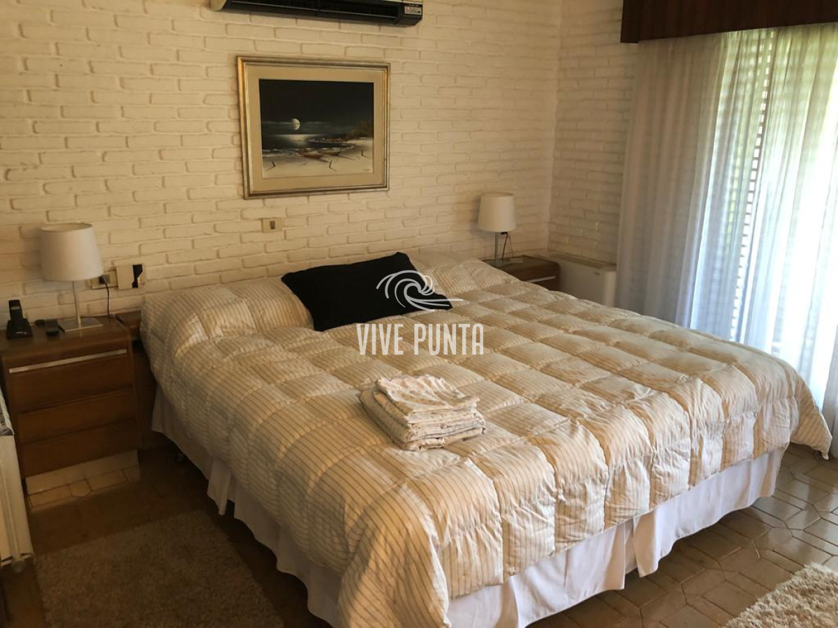 Casa ID.868 - Muy buena propiedad en venta, 5 dormitorios en barrio Cantegril, Punta del Este 