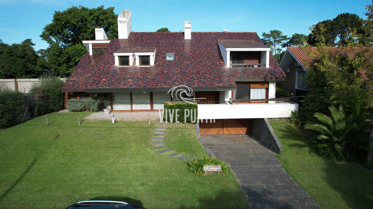 Casa ID.869 - Casa a la venta en playa mansa Punta Del Este, gran tamaño ubicada en zona privilegiada.