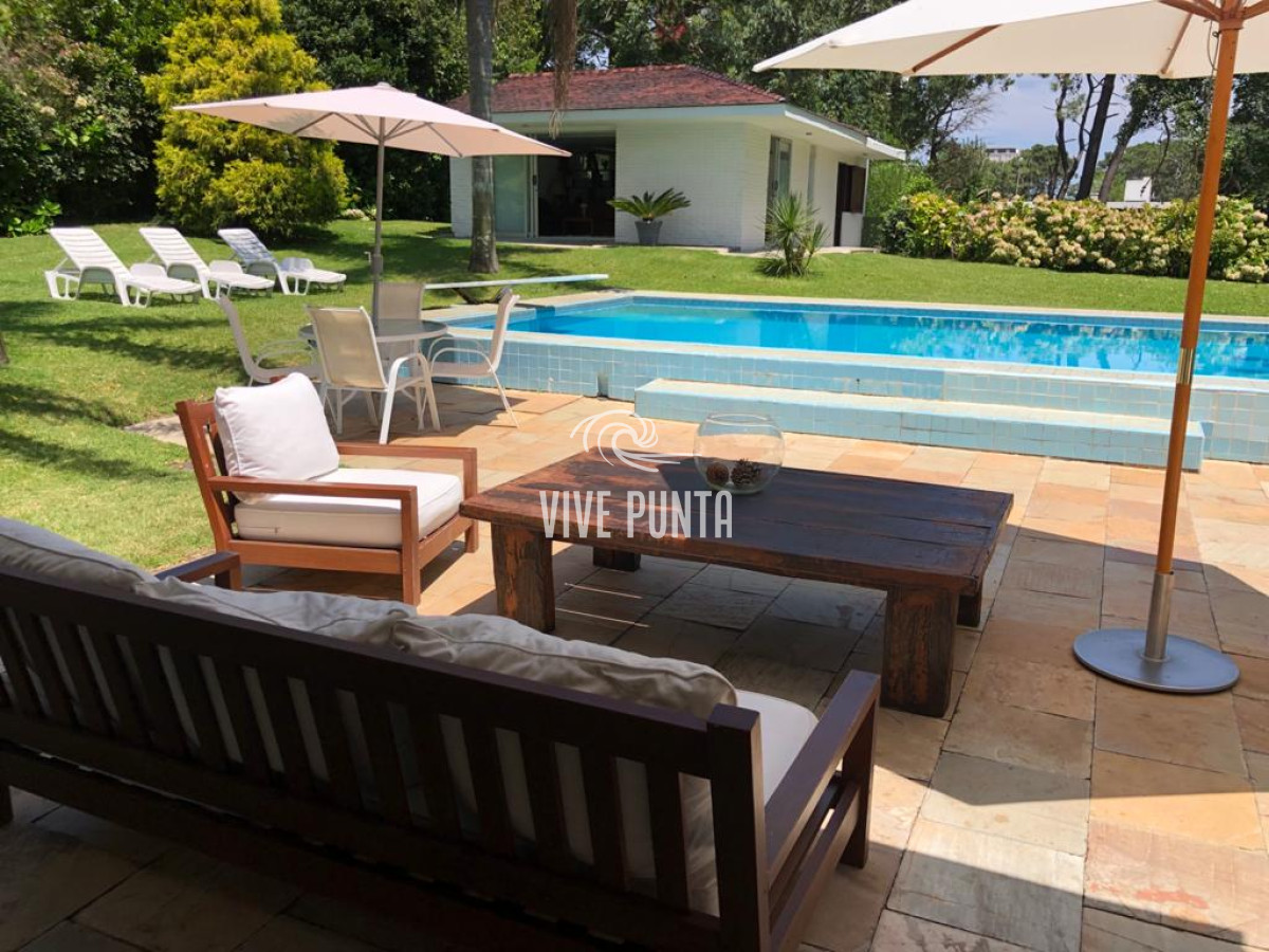 Casa ID.868 - Muy buena propiedad en venta, 5 dormitorios en barrio Cantegril, Punta del Este 