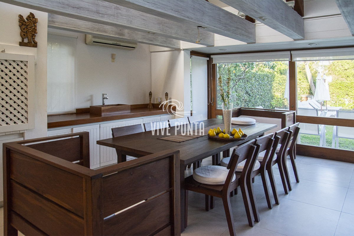 Casa ID.869 - Casa a la venta en playa mansa Punta Del Este, gran tamaño ubicada en zona privilegiada.