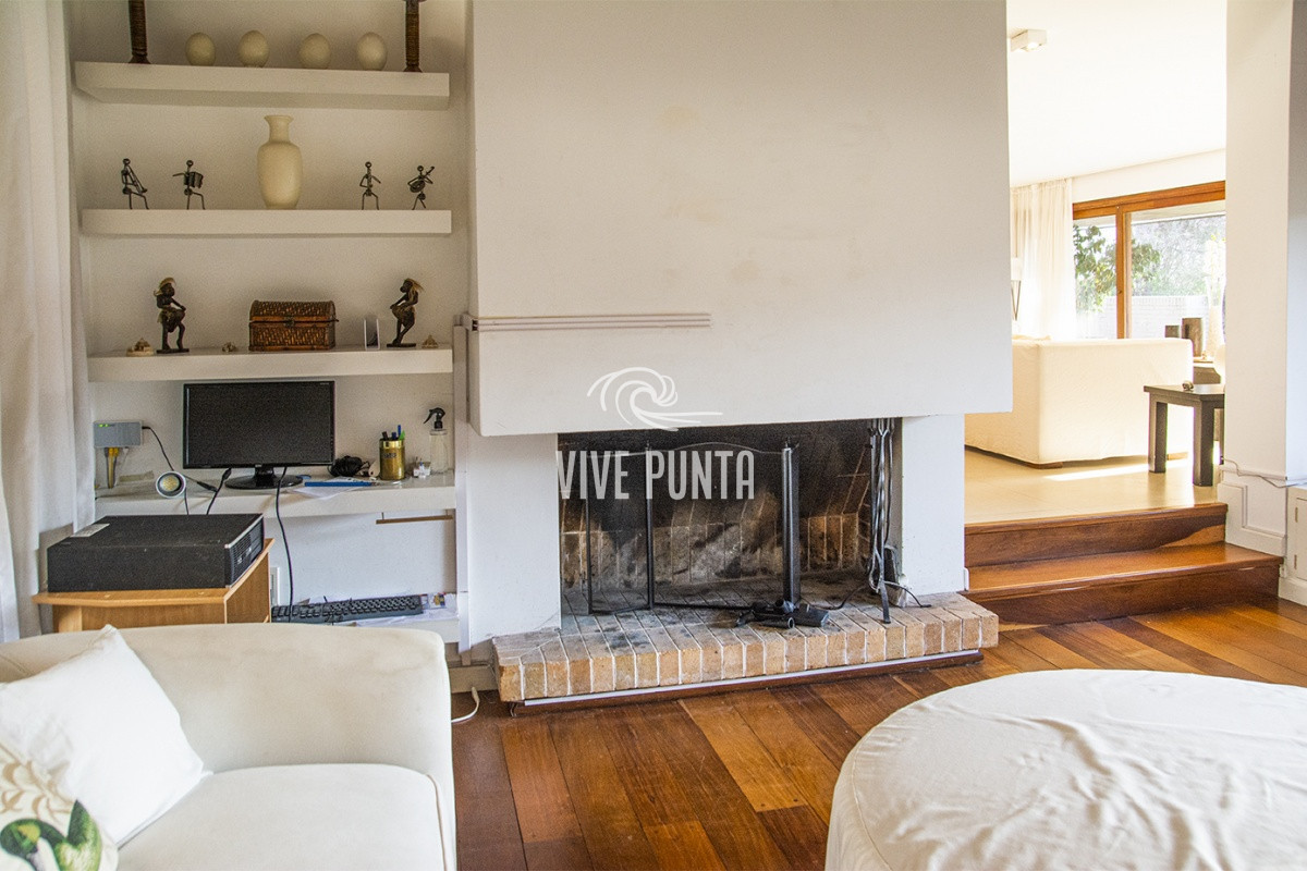 Casa ID.869 - Casa a la venta en playa mansa Punta Del Este, gran tamaño ubicada en zona privilegiada.