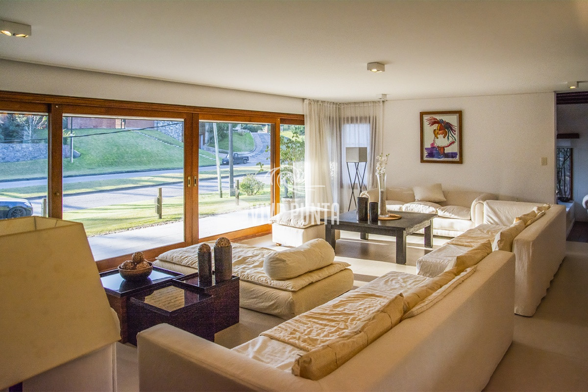 Casa ID.869 - Casa a la venta en playa mansa Punta Del Este, gran tamaño ubicada en zona privilegiada.
