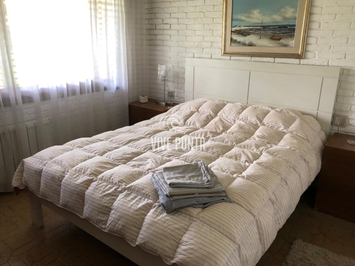 Casa ID.868 - Muy buena propiedad en venta, 5 dormitorios en barrio Cantegril, Punta del Este 