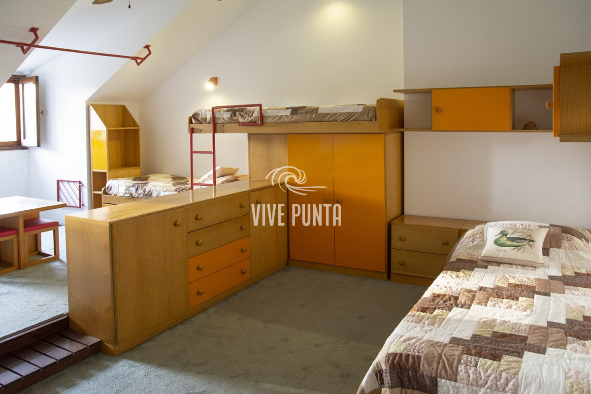 Casa ID.869 - Casa a la venta en playa mansa Punta Del Este, gran tamaño ubicada en zona privilegiada.