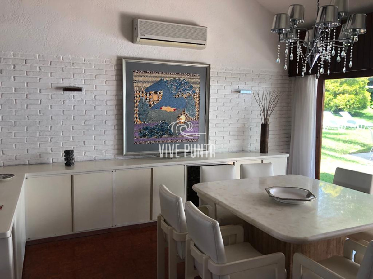 Casa ID.868 - Muy buena propiedad en venta, 5 dormitorios en barrio Cantegril, Punta del Este 