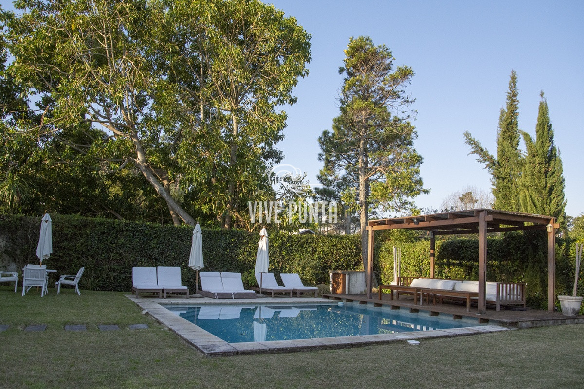 Casa ID.869 - Casa a la venta en playa mansa Punta Del Este, gran tamaño ubicada en zona privilegiada.