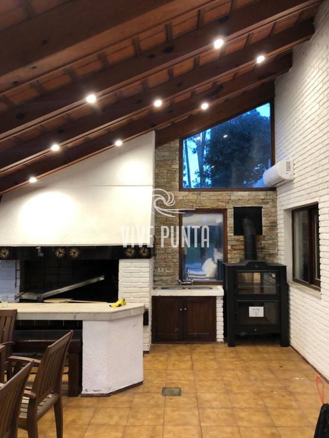 Casa ID.868 - Muy buena propiedad en venta, 5 dormitorios en barrio Cantegril, Punta del Este 