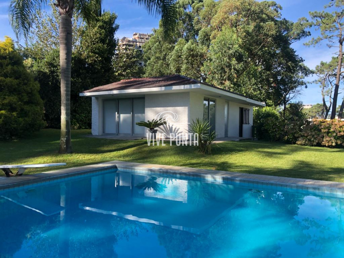 Casa ID.868 - Muy buena propiedad en venta, 5 dormitorios en barrio Cantegril, Punta del Este 