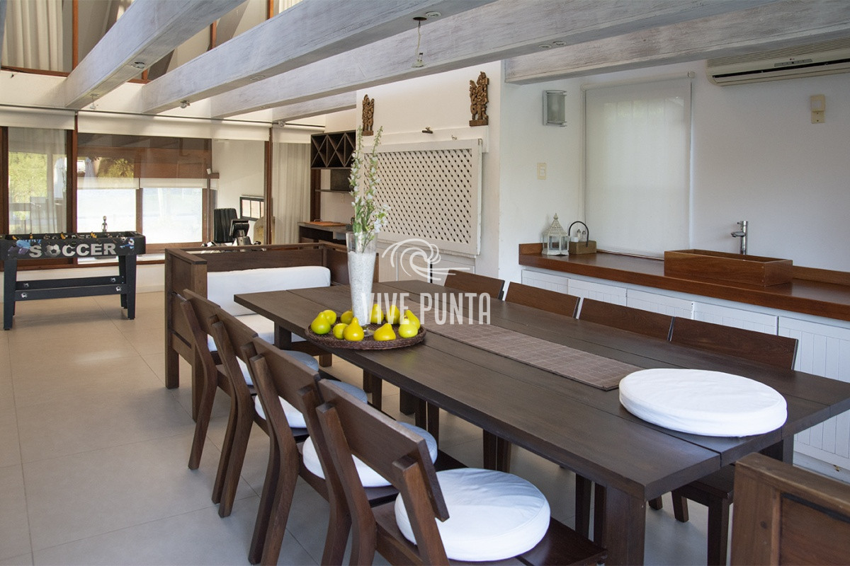 Casa ID.869 - Casa a la venta en playa mansa Punta Del Este, gran tamaño ubicada en zona privilegiada.