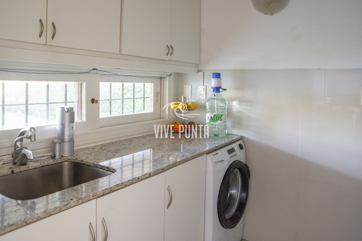 Casa ID.869 - Casa a la venta en playa mansa Punta Del Este, gran tamaño ubicada en zona privilegiada.
