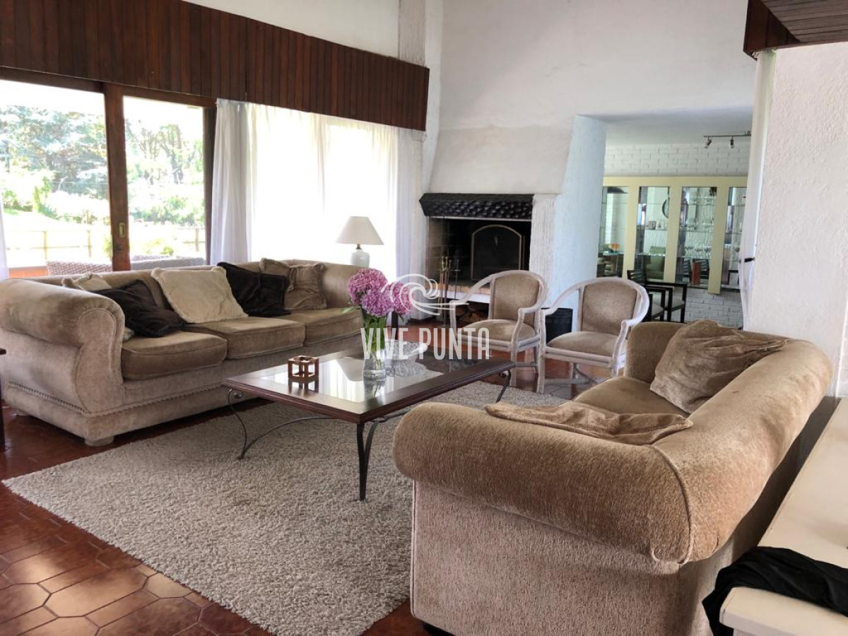 Casa ID.868 - Muy buena propiedad en venta, 5 dormitorios en barrio Cantegril, Punta del Este 