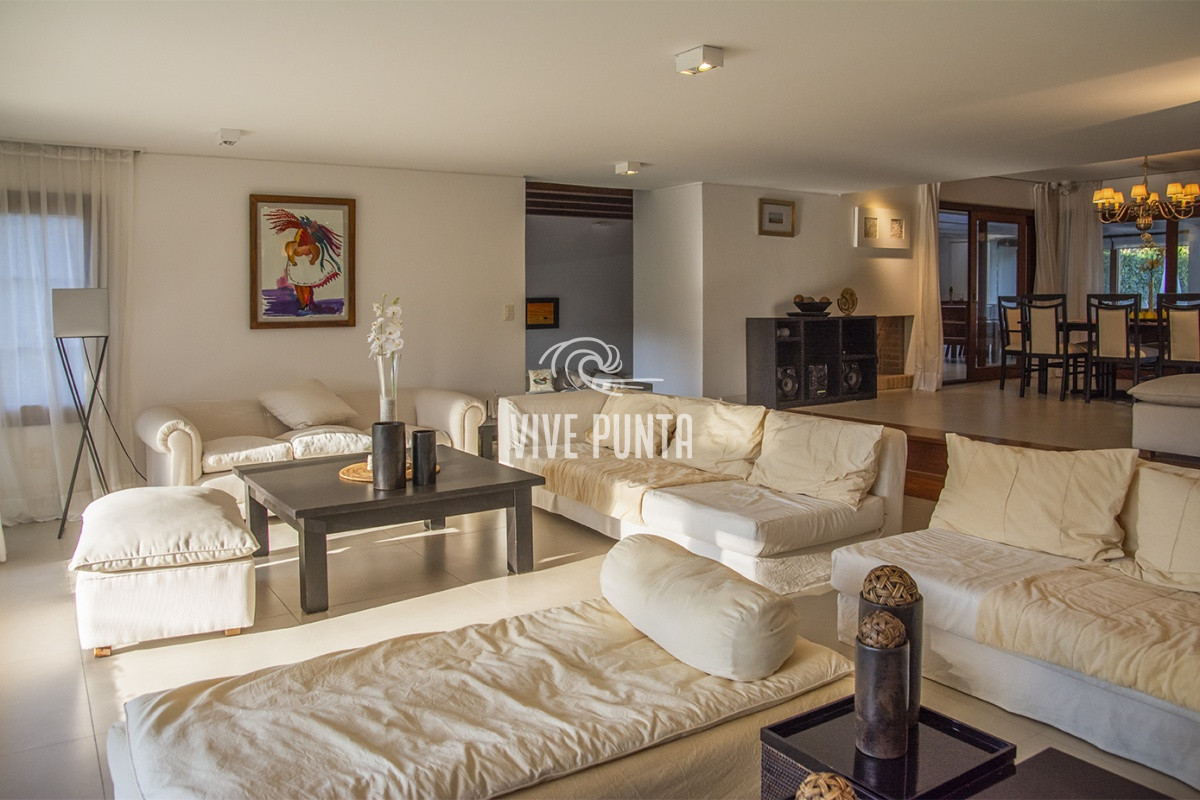 Casa ID.869 - Casa a la venta en playa mansa Punta Del Este, gran tamaño ubicada en zona privilegiada.