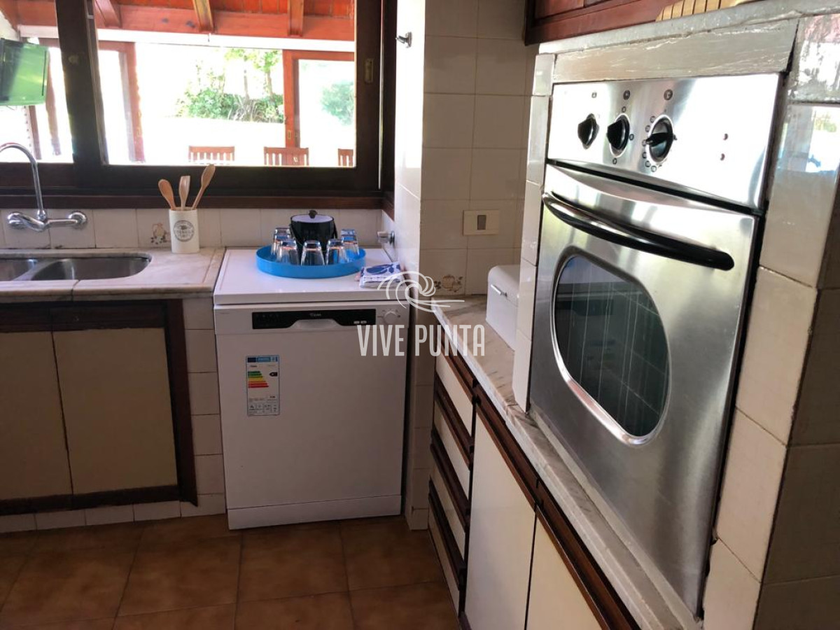 Casa ID.868 - Muy buena propiedad en venta, 5 dormitorios en barrio Cantegril, Punta del Este 