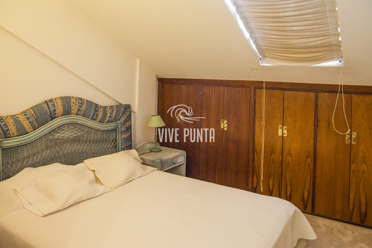 Casa ID.869 - Casa a la venta en playa mansa Punta Del Este, gran tamaño ubicada en zona privilegiada.