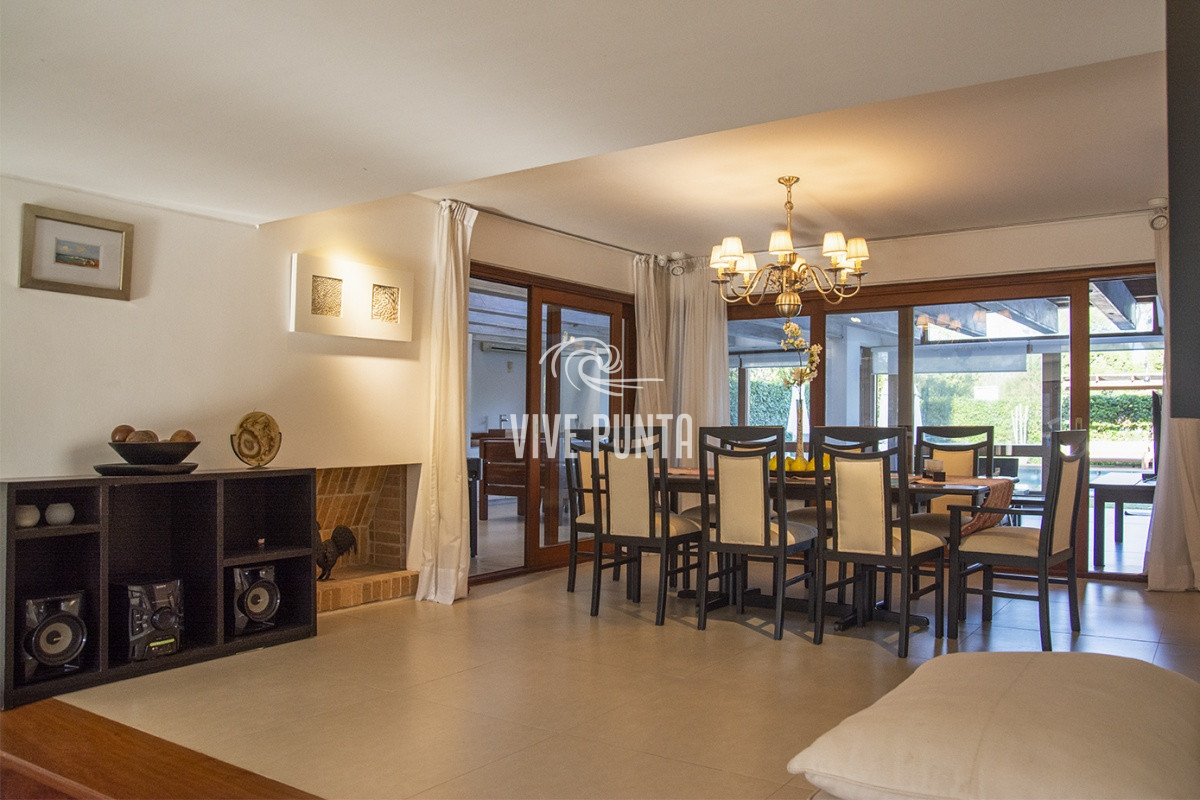 Casa ID.869 - Casa a la venta en playa mansa Punta Del Este, gran tamaño ubicada en zona privilegiada.