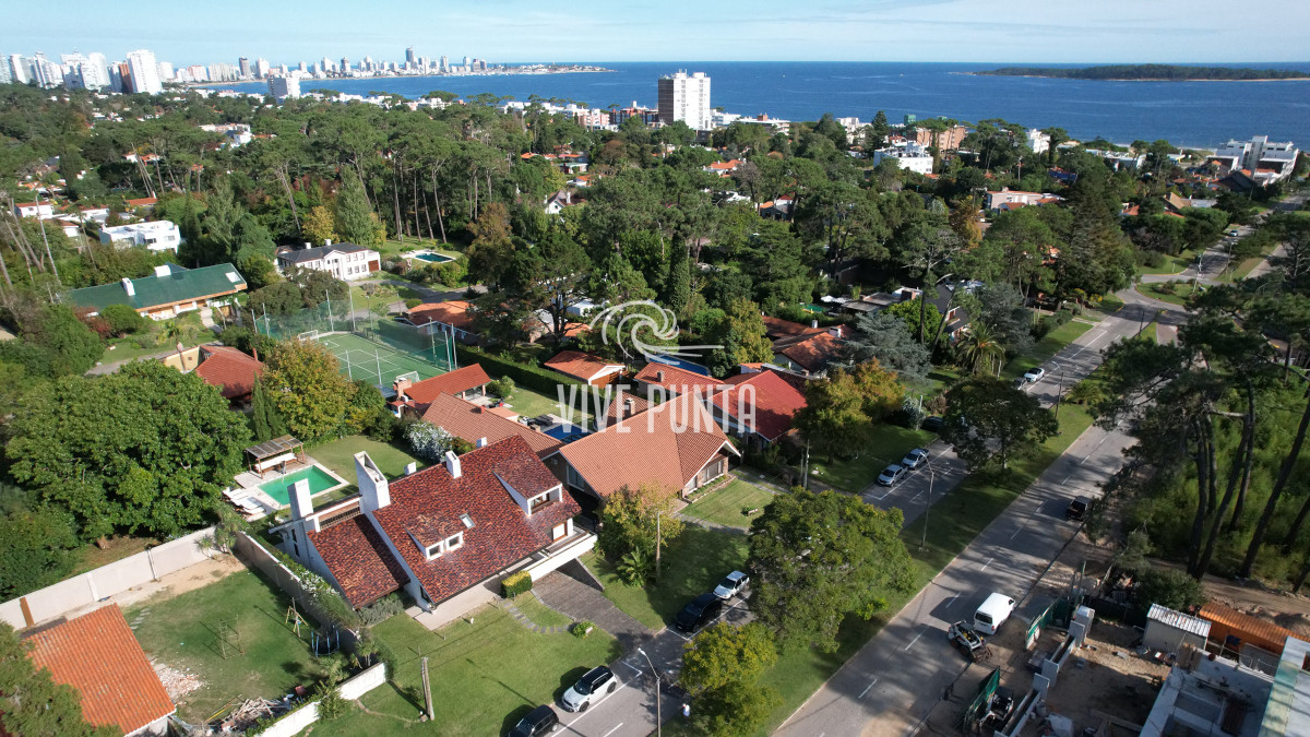 Casa ID.869 - Casa a la venta en playa mansa Punta Del Este, gran tamaño ubicada en zona privilegiada.