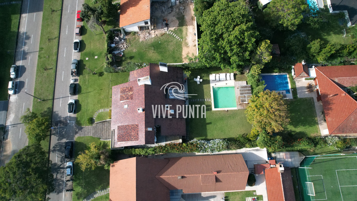 Casa ID.869 - Casa a la venta en playa mansa Punta Del Este, gran tamaño ubicada en zona privilegiada.