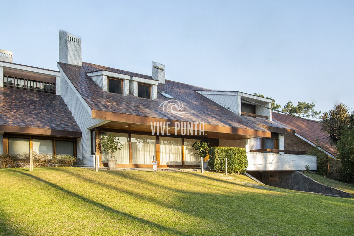 Casa ID.869 - Casa a la venta en playa mansa Punta Del Este, gran tamaño ubicada en zona privilegiada.