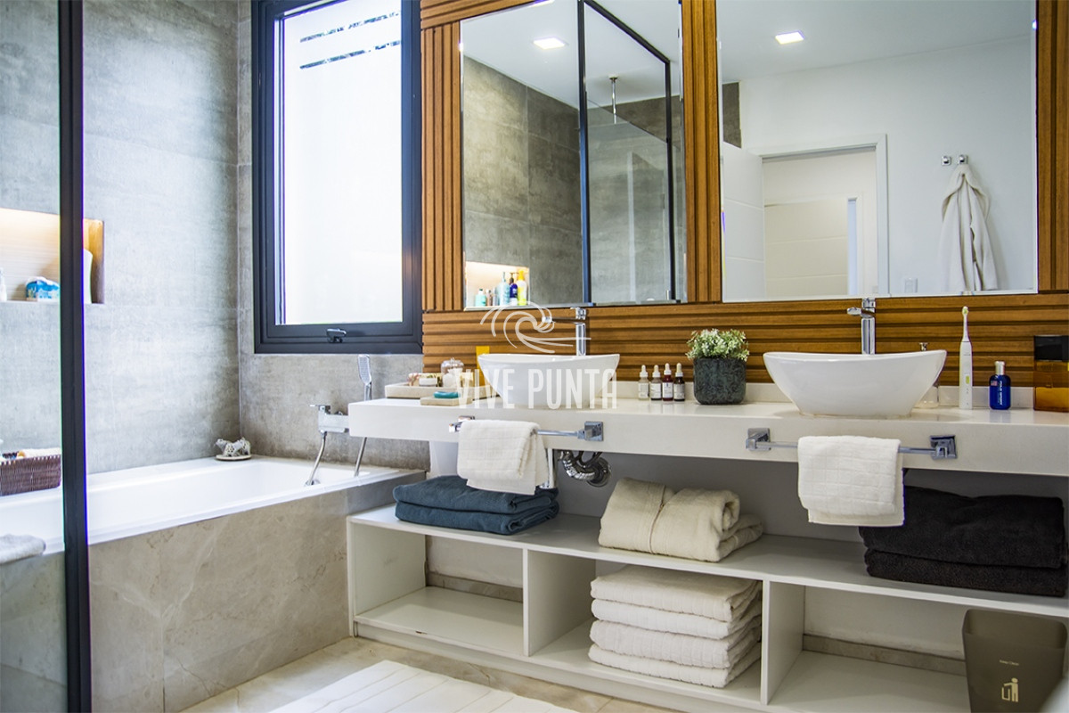Casa ID.880 - Casa ideal de 4 dormitorios en suite en San Rafael Punta del Este.