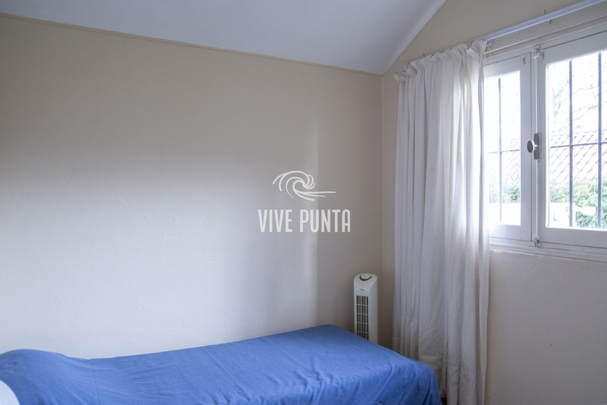 Casa ID.869 - Casa a la venta en playa mansa Punta Del Este, gran tamaño ubicada en zona privilegiada.