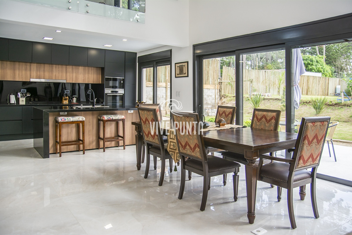 Casa ID.880 - Casa ideal de 4 dormitorios en suite en San Rafael Punta del Este.