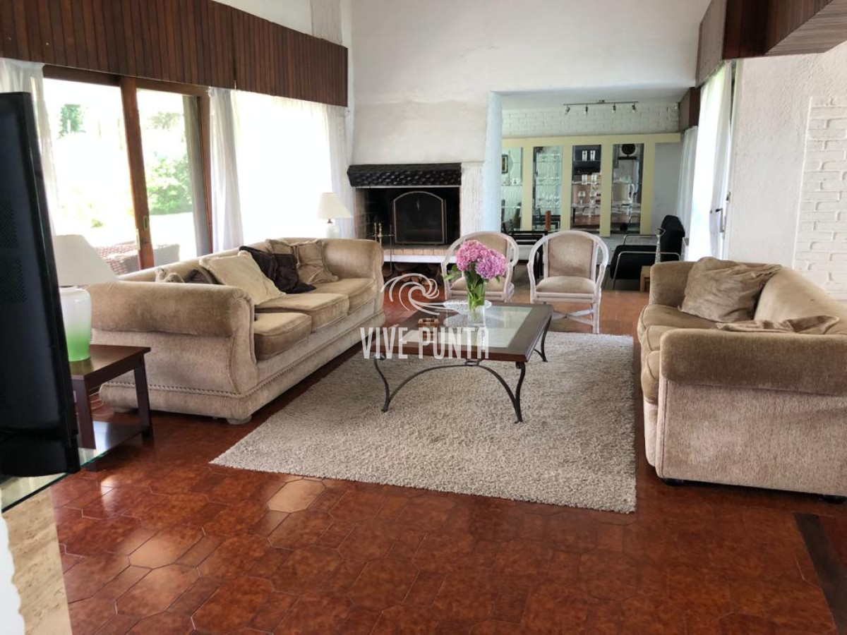 Casa ID.868 - Muy buena propiedad en venta, 5 dormitorios en barrio Cantegril, Punta del Este 