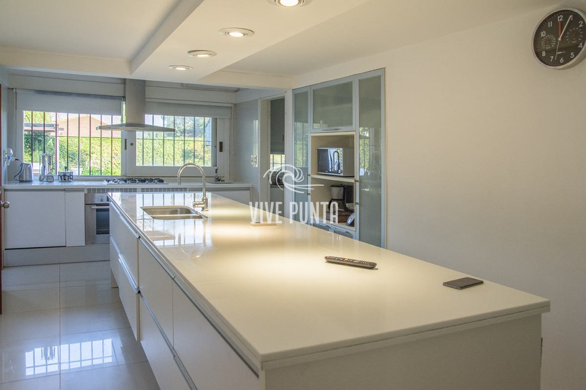 Casa ID.869 - Casa a la venta en playa mansa Punta Del Este, gran tamaño ubicada en zona privilegiada.
