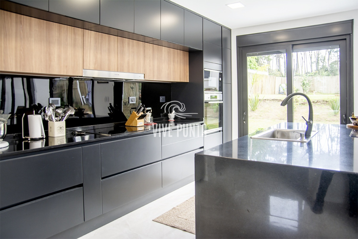 Casa ID.880 - Casa ideal de 4 dormitorios en suite en San Rafael Punta del Este.