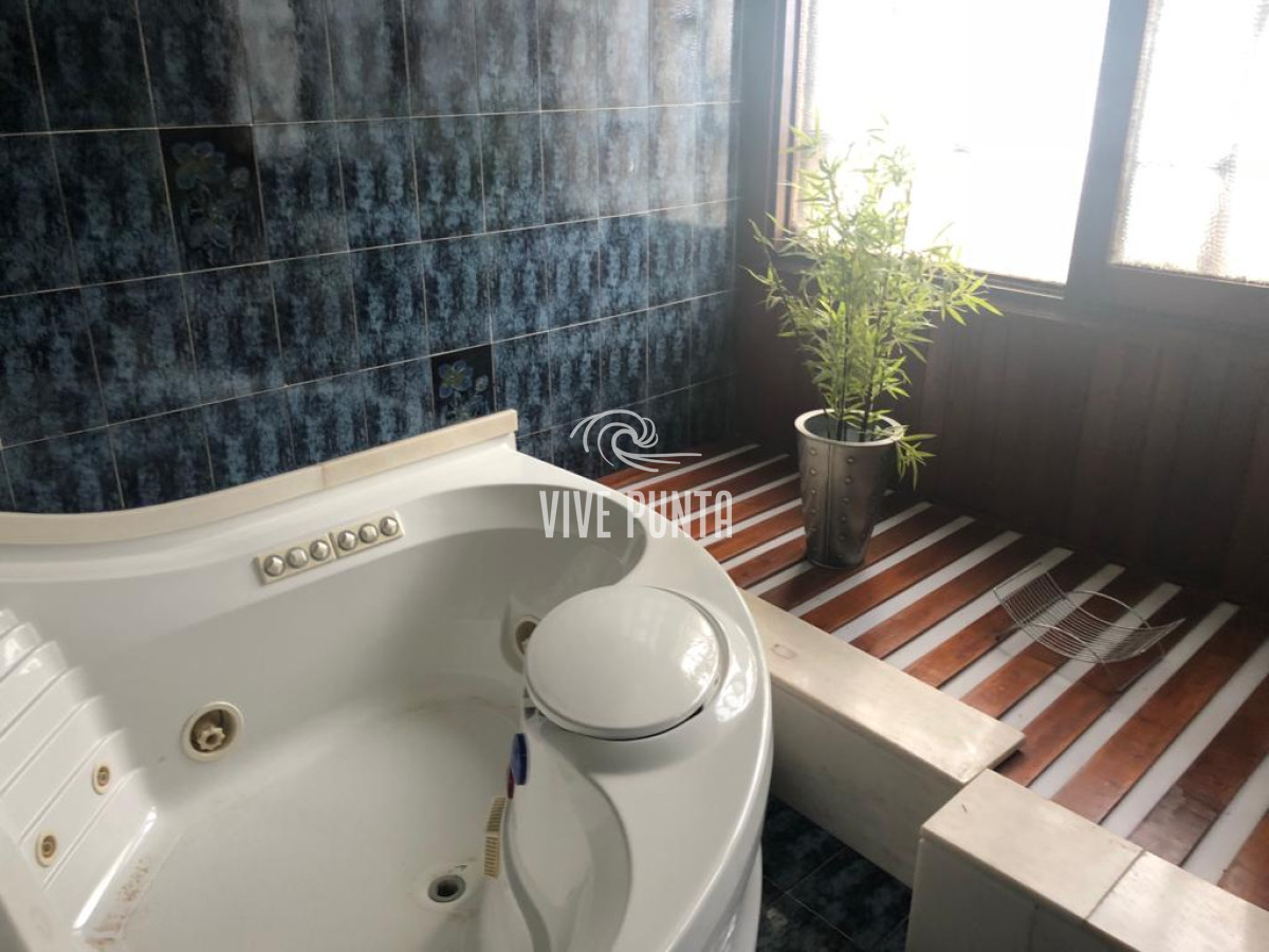 Casa ID.868 - Muy buena propiedad en venta, 5 dormitorios en barrio Cantegril, Punta del Este 