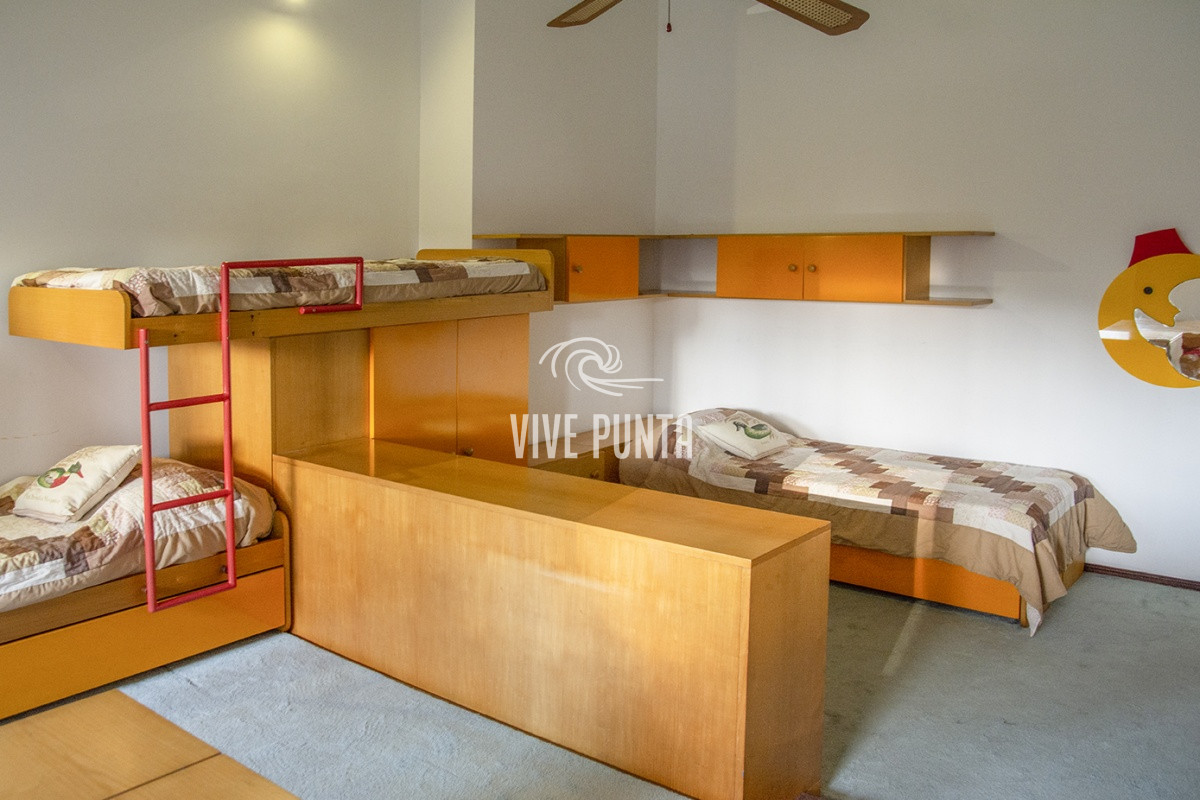 Casa ID.869 - Casa a la venta en playa mansa Punta Del Este, gran tamaño ubicada en zona privilegiada.